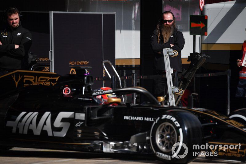 Rich Energy founder William Storey watches Kevin Magnussen, Haas F1 Team VF-19