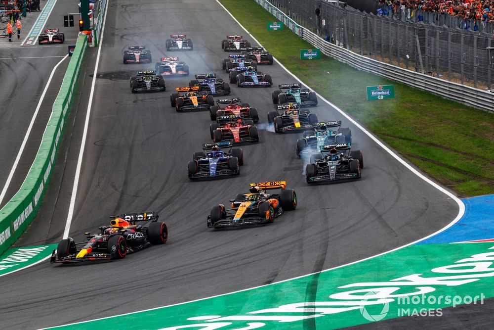 Max Verstappen, Red Bull Racing RB19, Lando Norris, McLaren MCL60, George Russell, Mercedes F1 W14, Fernando Alonso, Aston Martin AMR23, Alex Albon, Williams FW45, the rest of the field at the start