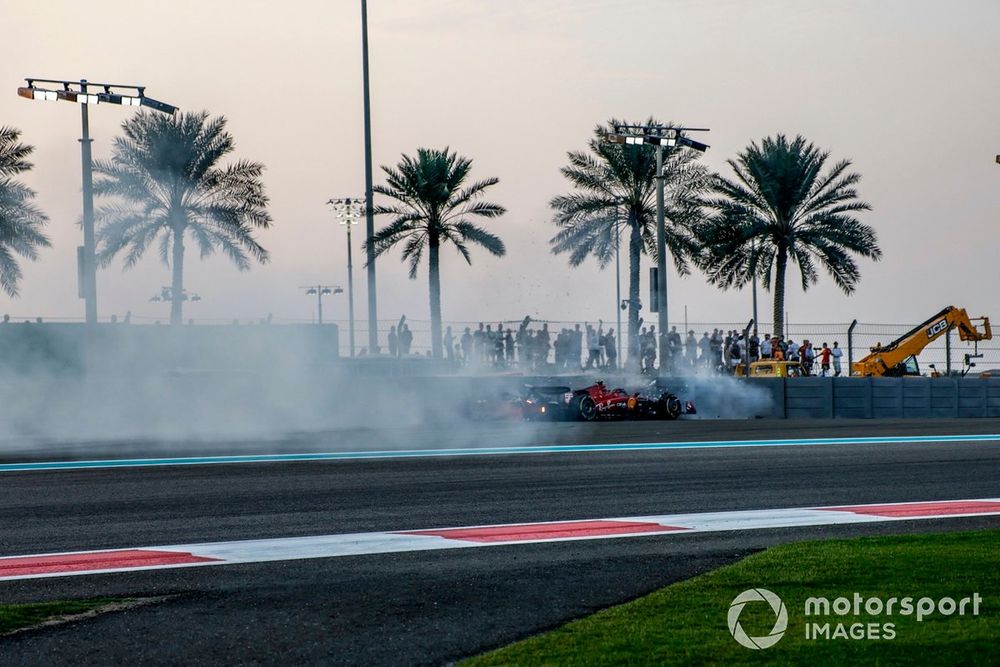 Carlos Sainz, Ferrari SF-23, crashes out in FP2