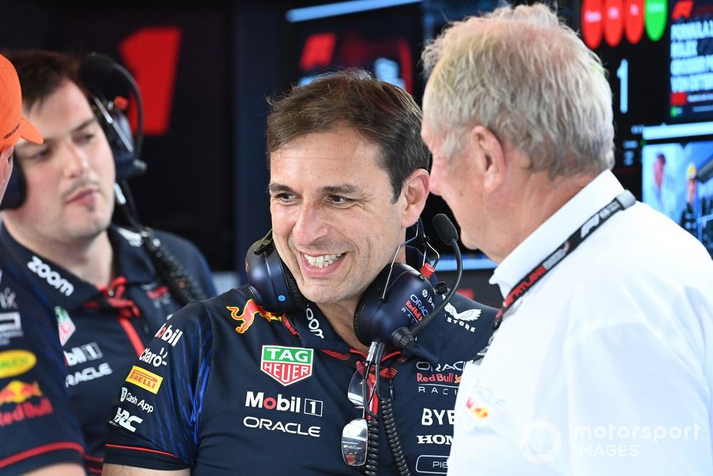 Pierre Wache, Race Engineer, Red Bull Racing, Helmut Marko, Consultant, Red Bull Racing, in the garage