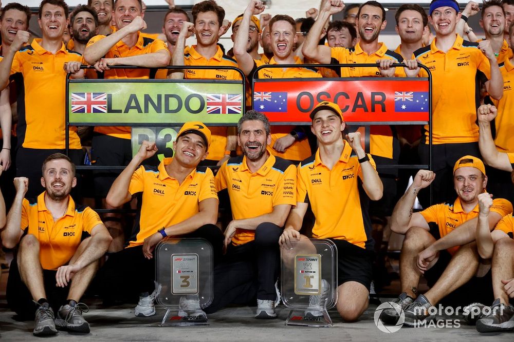 Lando Norris, McLaren, 3rd position, Andrea Stella, Team Principal, McLaren, Oscar Piastri, McLaren, 1st position, the McLaren team celebrate after the Sprint race