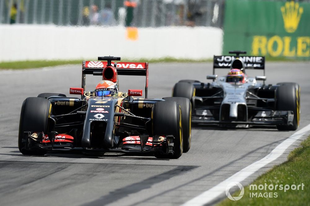 Romain Grosjean (FRA) Lotus E22 leads Jenson Button (GBR) McLaren MP4-29.