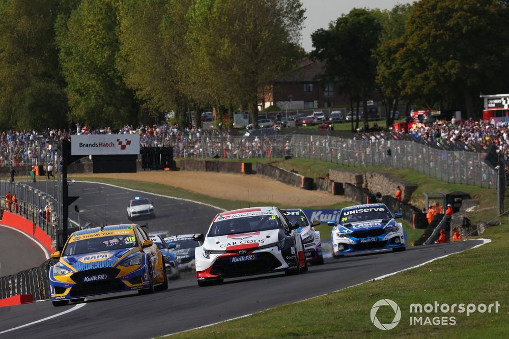 Start of the race, Ashley Sutton, NAPA Racing UK Ford Focus ST leads 