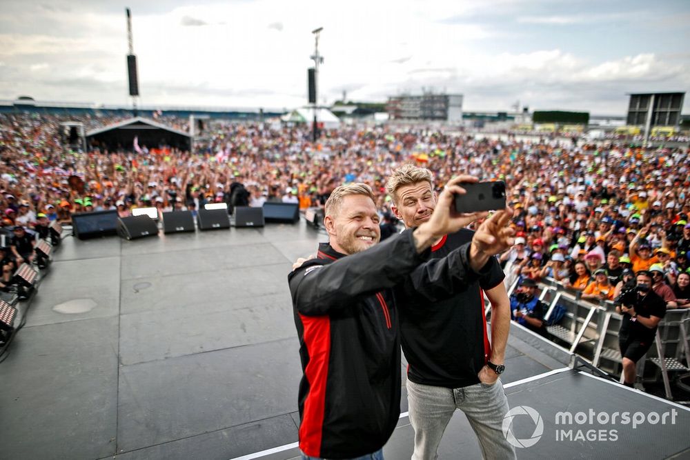 Kevin Magnussen, Haas F1 Team, Nico Hulkenberg, Haas F1 Team, take a photo together on stage