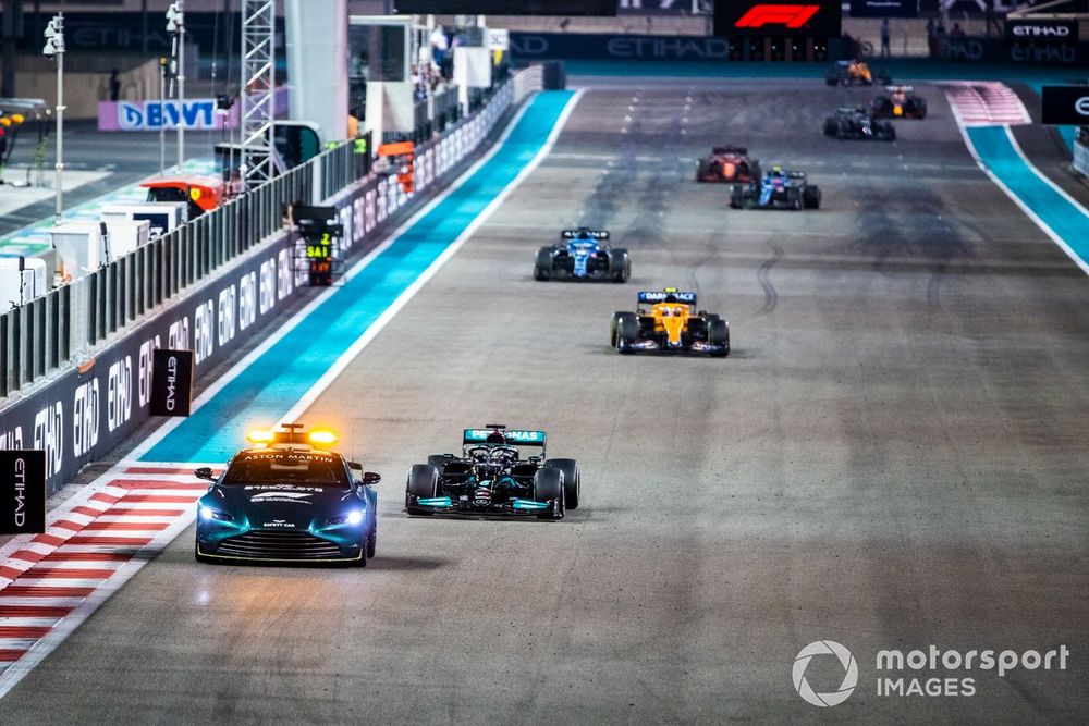 The Safety Car leads Sir Lewis Hamilton, Mercedes W12, Lando Norris, McLaren MCL35M, Fernando Alonso, Alpine A521, and the rest of the field