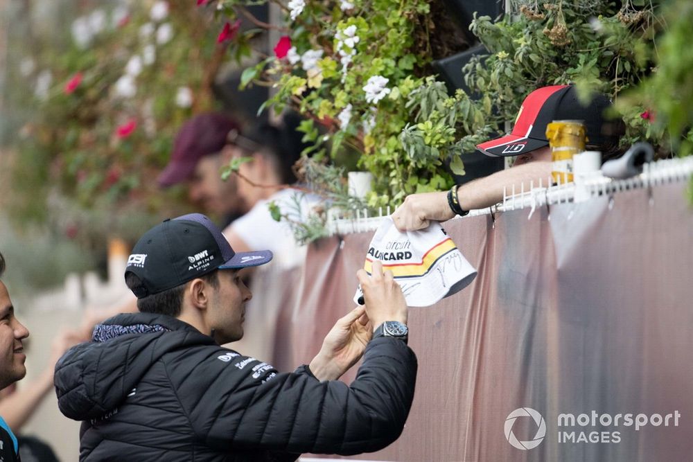 Esteban Ocon, Alpine F1 Team signs an autograph