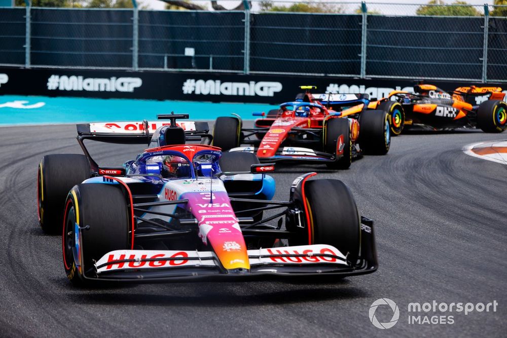 Daniel Ricciardo, RB F1 Team VCARB 01, Carlos Sainz, Ferrari SF-24, Oscar Piastri, McLaren MCL38